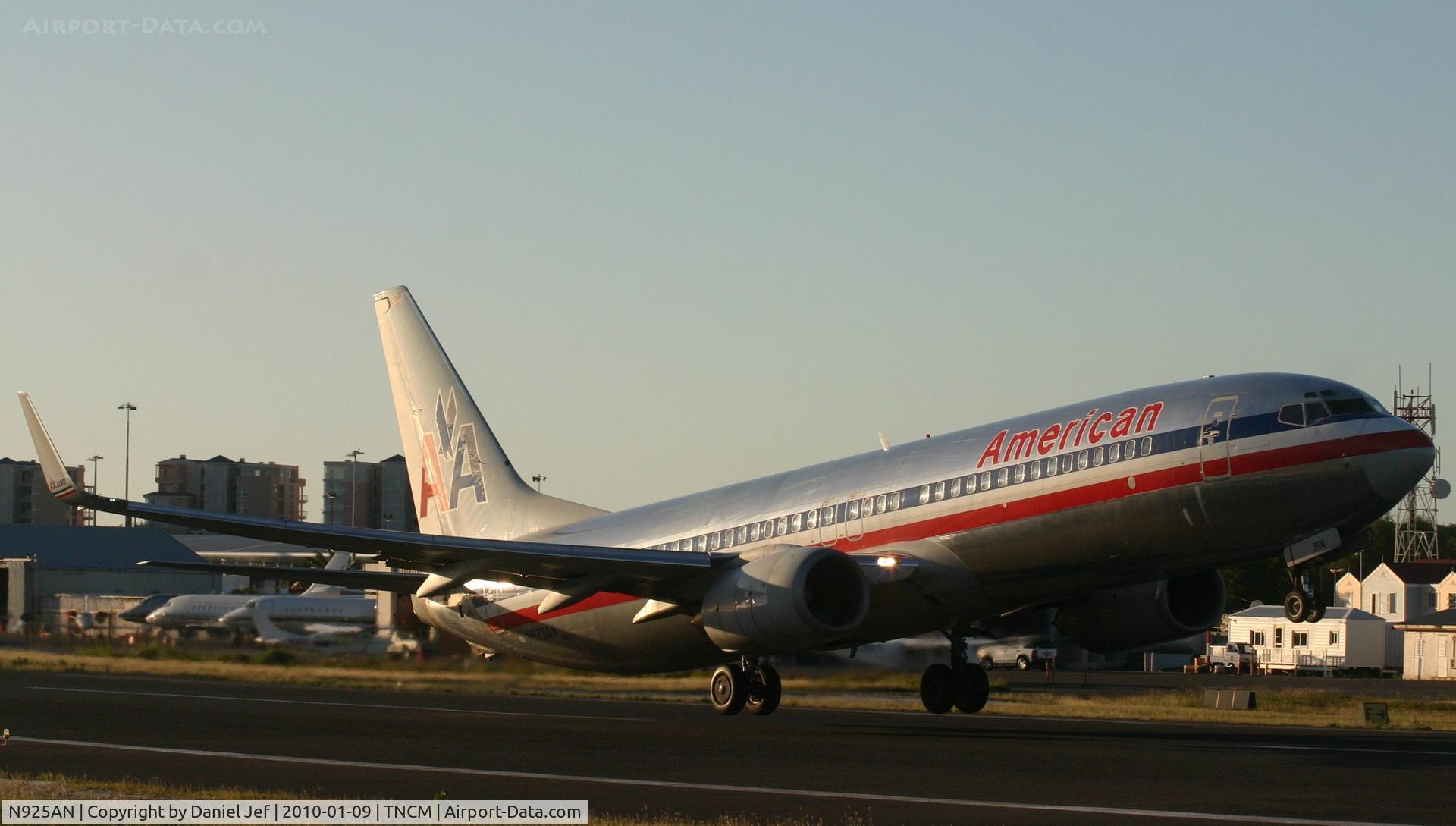 N925AN, 1999 Boeing 737-823 C/N 29526, American N925AN departing TNCM