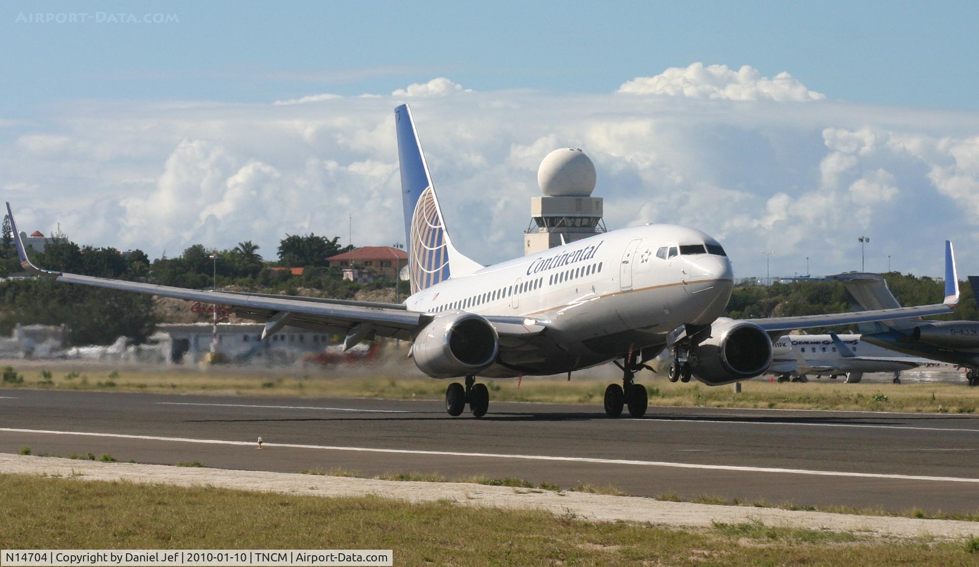 N14704, 1998 Boeing 737-724 C/N 28765, Continental N14704 Departing TNCM