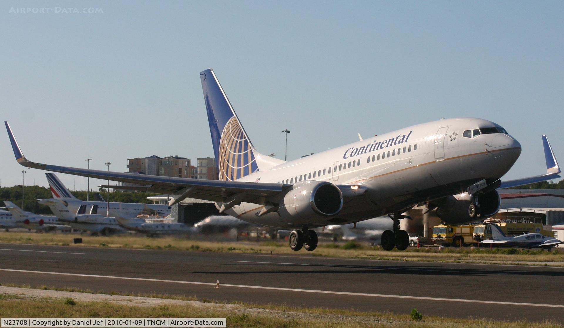 N23708, 1998 Boeing 737-724 C/N 28769, Continental N23708 Departing TNCM