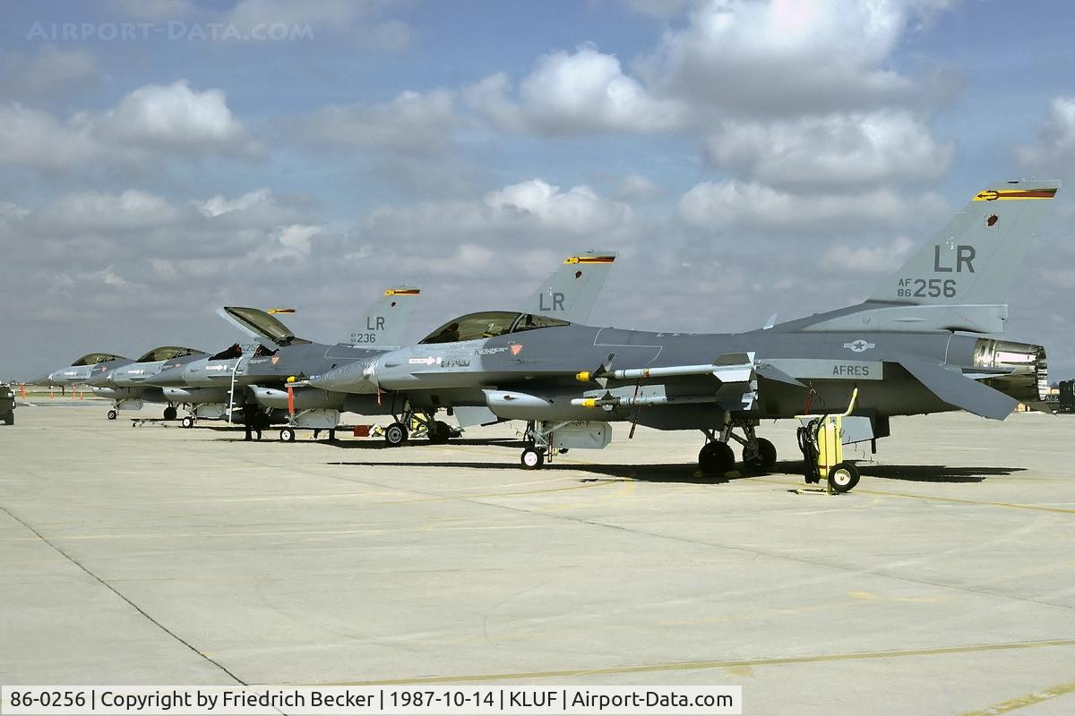 86-0256, 1986 General Dynamics F-16C Fighting Falcon C/N 5C-362, AFRes flightline scene at Luke AFB