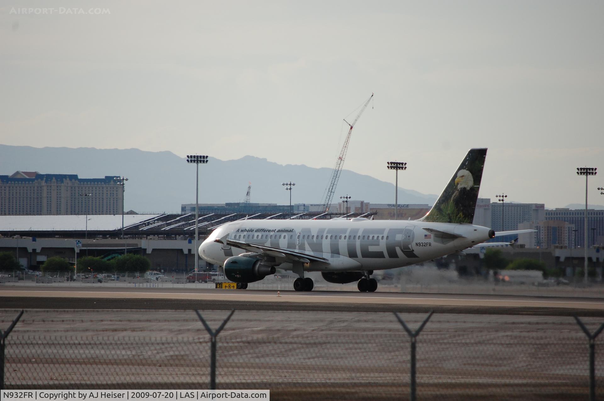N932FR, 2004 Airbus A319-111 C/N 2258, Positioning rwy 25R