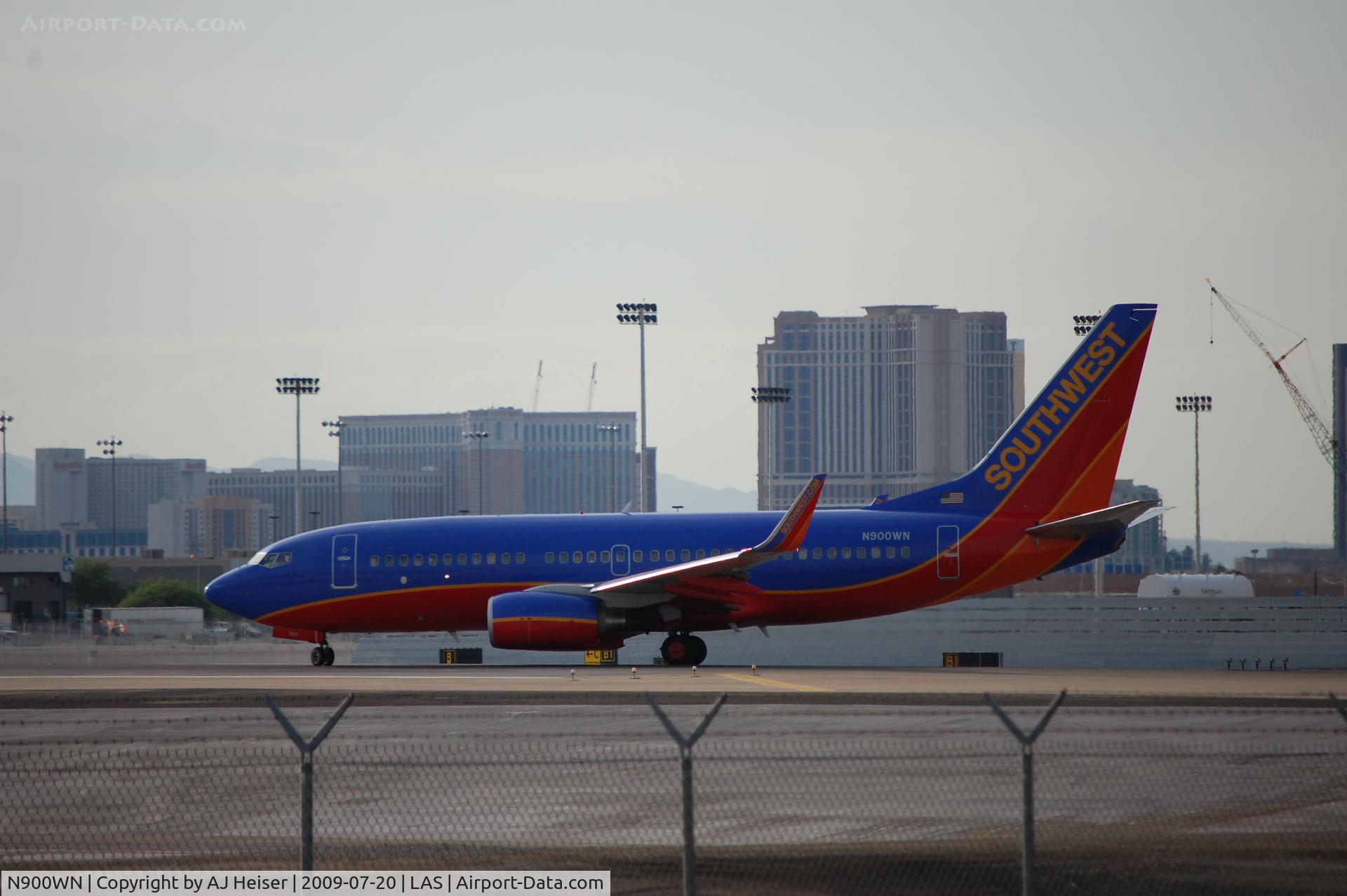 N900WN, 2007 Boeing 737-7H4 C/N 32544, Positioning rwy 25R
