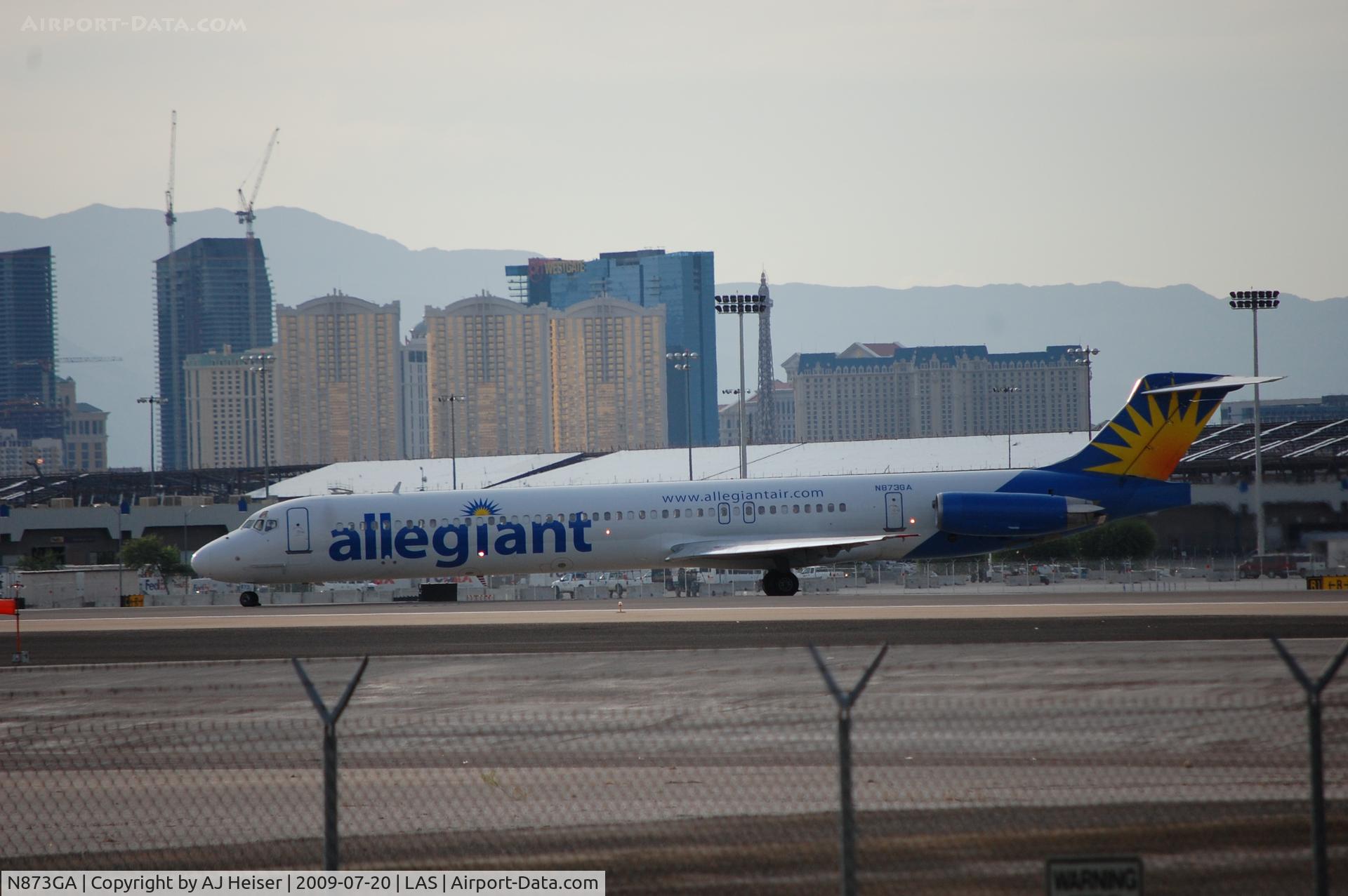 N873GA, 1988 McDonnell Douglas MD-83 (DC-9-83) C/N 49658, Positioning rwy 25R