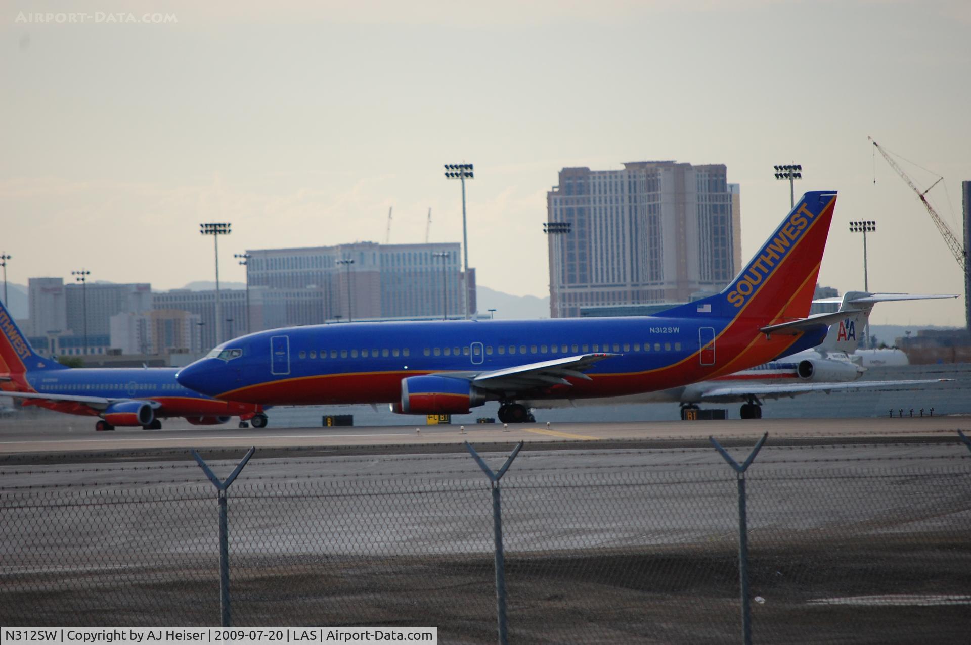 N312SW, 1986 Boeing 737-3H4 C/N 23334, Positioning rwy 25R
