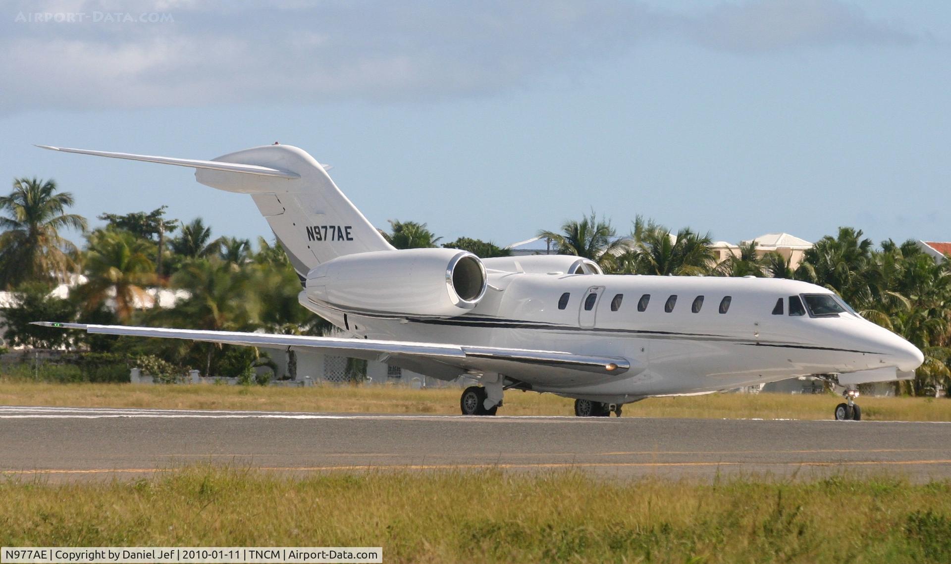 N977AE, 2000 Cessna 750 Citation X C/N 750-0125, N977AE taxing to the tresh hold befor take off