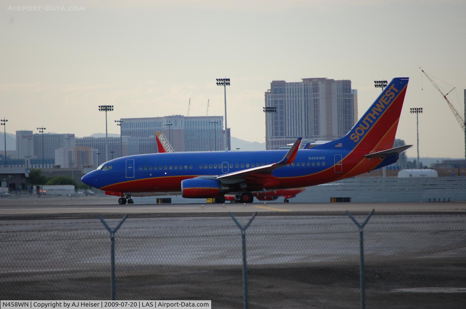 N458WN, 2004 Boeing 737-7H4 C/N 33857, Positioning rwy 25R