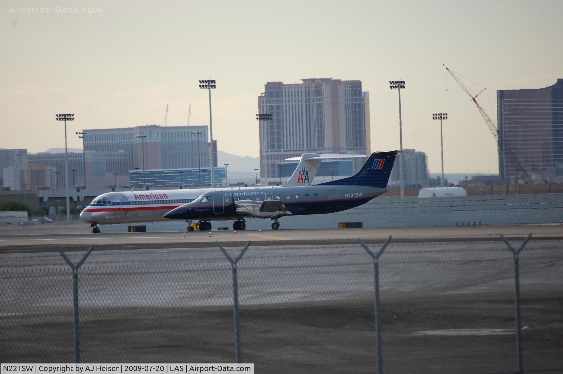 N221SW, 1994 Embraer EMB-120ER Brasilia C/N 120.290, Positioning rwy 25R