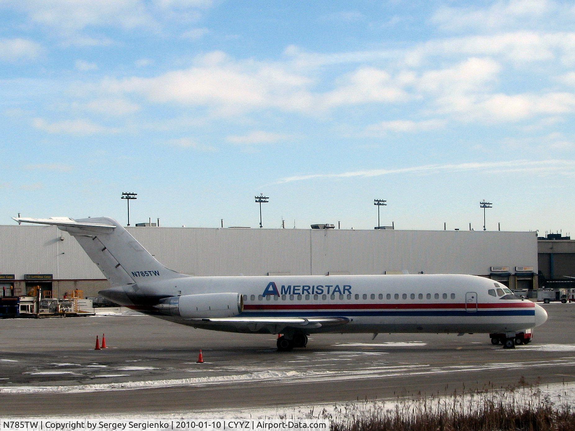 N785TW, 1967 Douglas DC-9-15F C/N 47015, Seen in Toronto Pearson Intl on Jan. 1, 2010