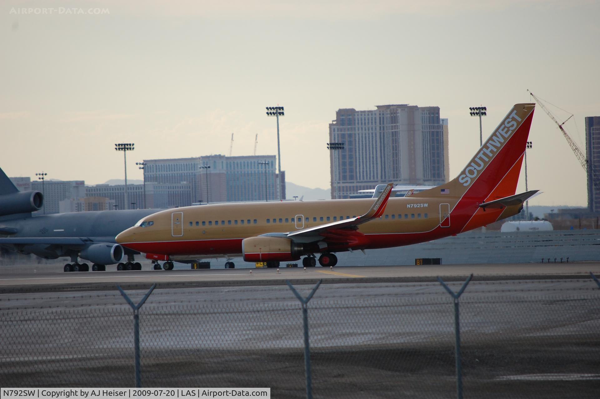 N792SW, 2000 Boeing 737-7H4 C/N 27887, Positioning rwy 25R