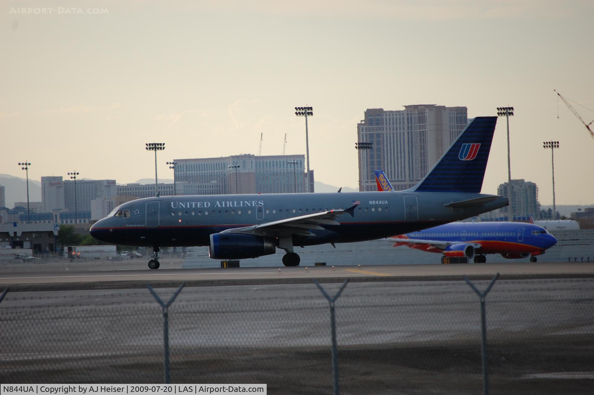 N844UA, 2001 Airbus A319-131 C/N 1581, Positioning rwy 25R