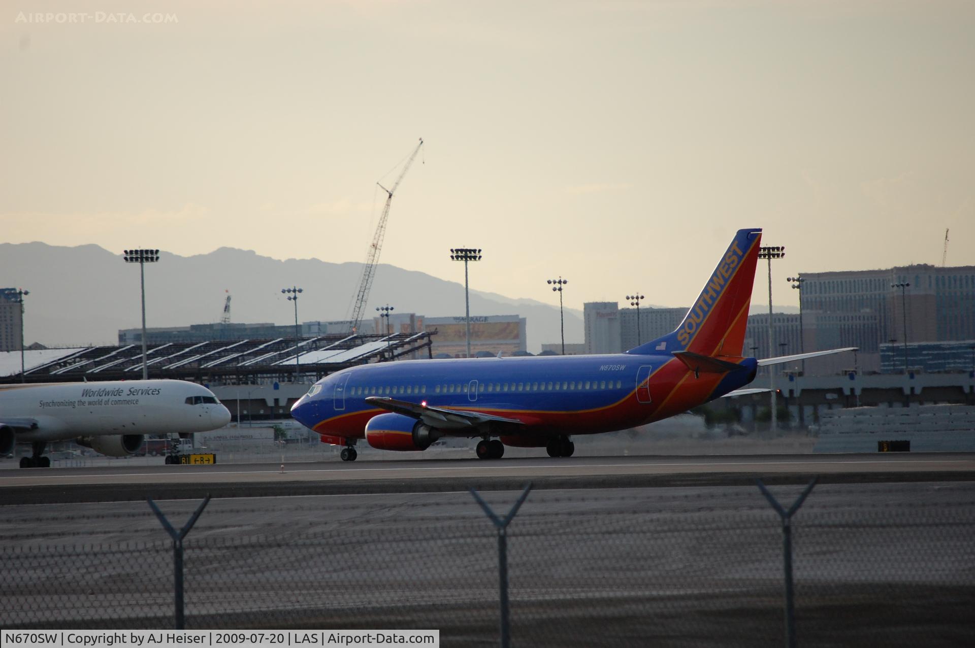 N670SW, 1988 Boeing 737-3G7 C/N 23784, Positioning rwy 25R