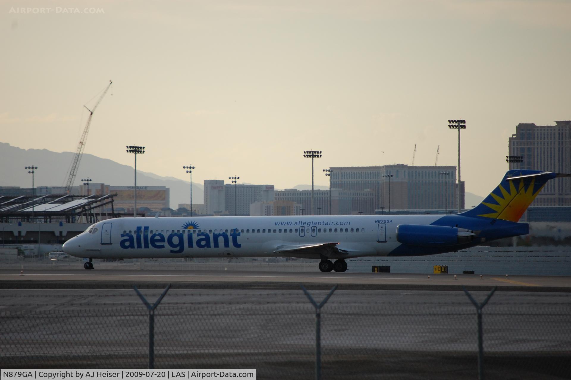 N879GA, 1996 McDonnell Douglas MD-83 (DC-9-83) C/N 53486, Positioning rwy 25R