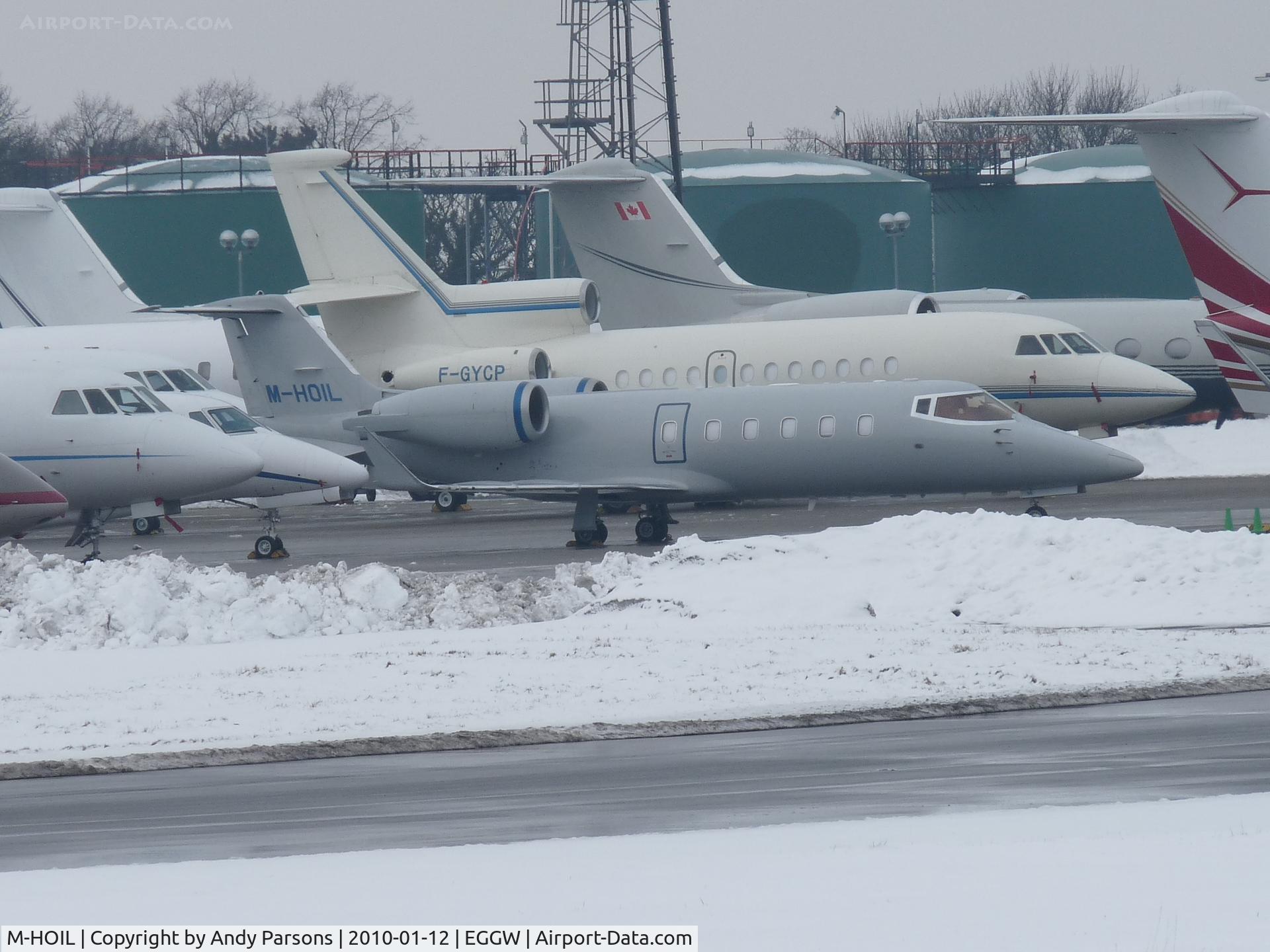 M-HOIL, 2007 Learjet 60 C/N 60-313, At a very snowy Luton