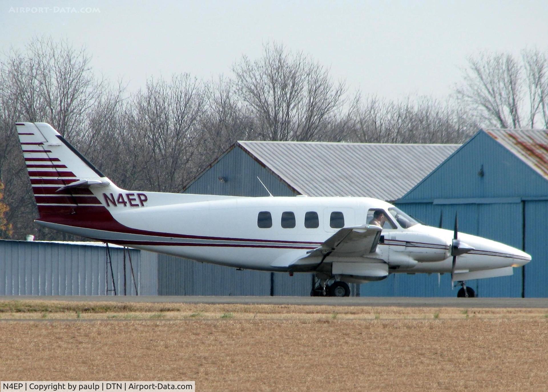 N4EP, 1979 Rockwell International 700 C/N 70032, Departing runway 14 at Downtown Shreveport.