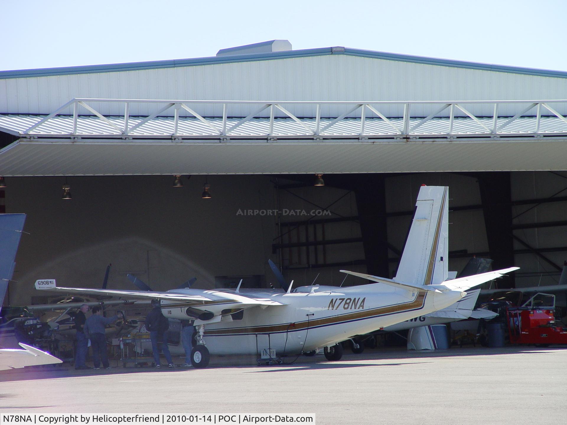 N78NA, 1977 Rockwell International 690B C/N 11401, Talking with Howard Aviation personnel