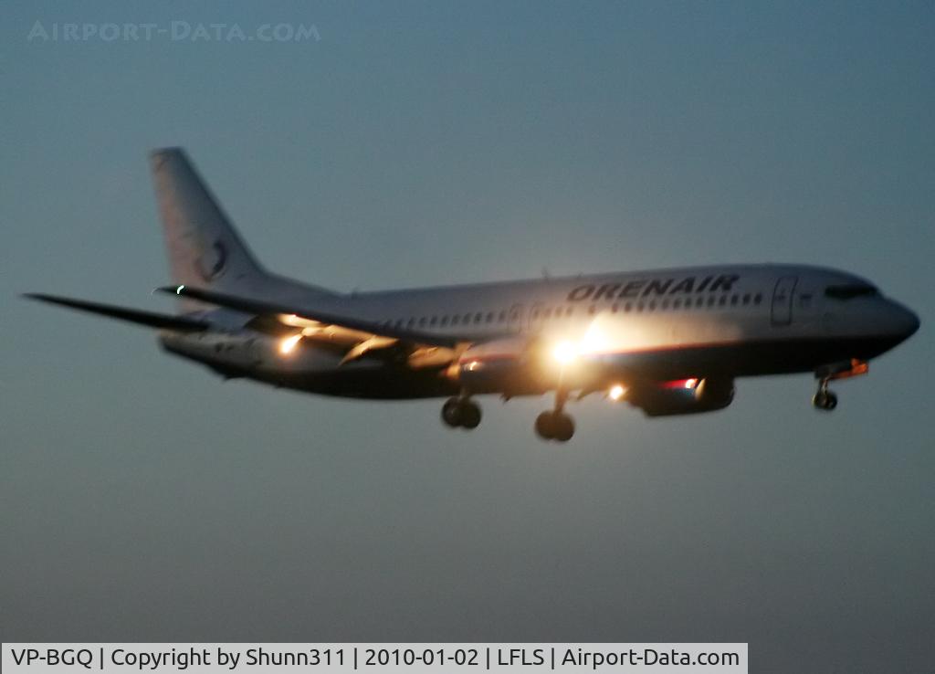 VP-BGQ, 1990 Boeing 737-4Y0/SF C/N 24683, Landing rwy 09