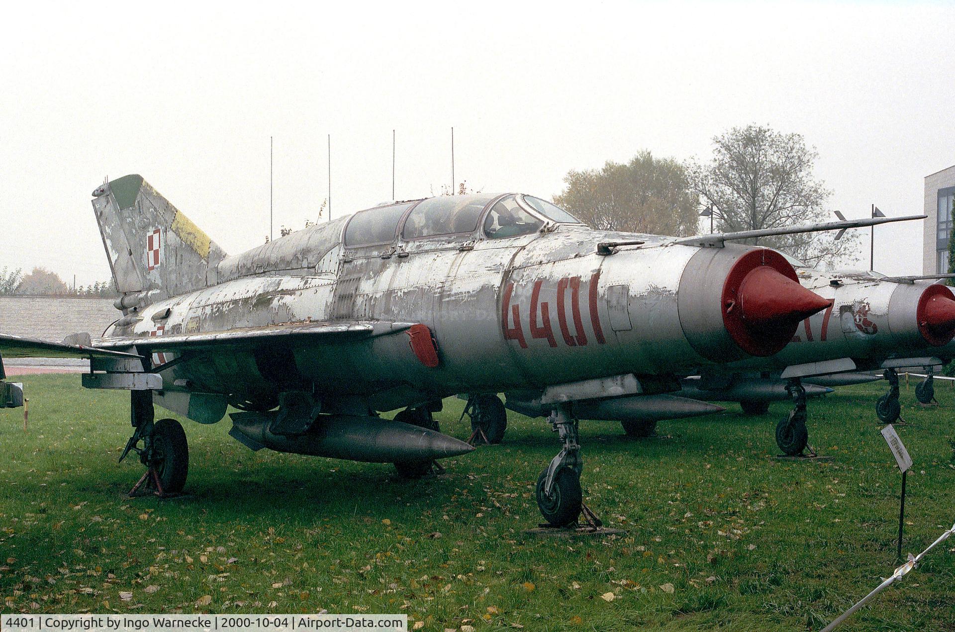4401, Mikoyan-Gurevich MiG-21US Fishbed C/N 01685144, Mikoyan i Gurevich MiG-21US MONGOL of the polish air force at the Muzeum Lotnictwa i Astronautyki, Krakow