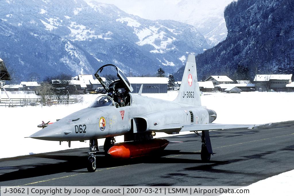 J-3062, 1983 Northrop F-5E Tiger II C/N L.1062, this snow in March was quite unexpected.