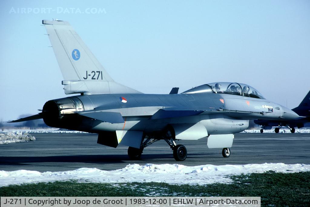 J-271, General Dynamics F-16B Fighting Falcon C/N 6E-13, This close one could make pictures at the location 'Marssum Noord' at Leeuwarden. After en new ring road was constructed the fence was displaced a hundred meters. J-271 was w/o in December 1984.