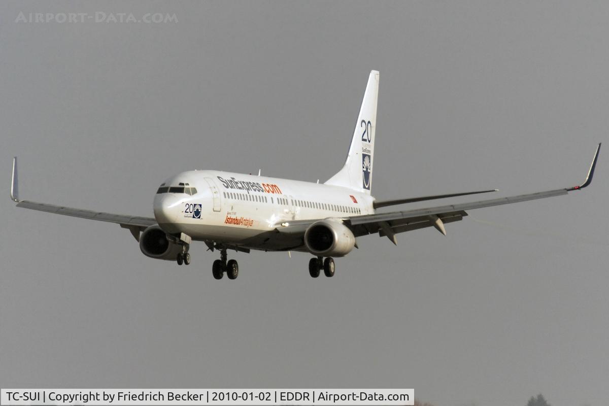 TC-SUI, 2003 Boeing 737-8CX C/N 32367, broad wings at short final