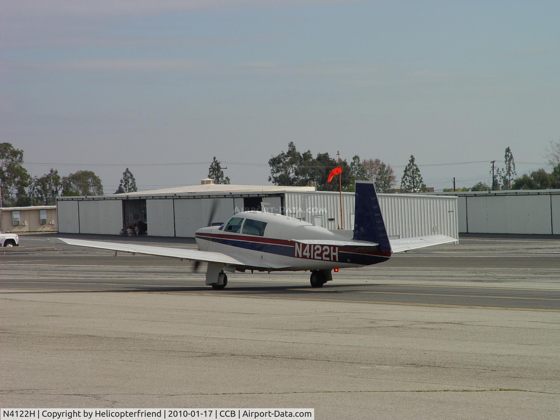 N4122H, 1978 Mooney M20J 201 C/N 24-0645, Taxiing for take off
