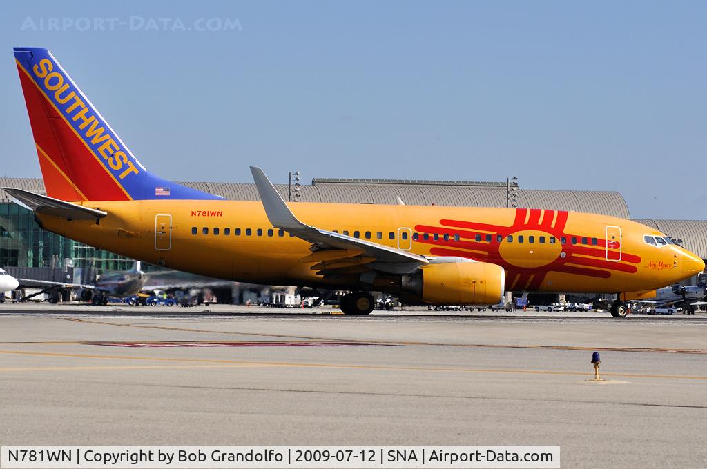 N781WN, 2000 Boeing 737-7H4 C/N 30601, N781WM Waiting for departure.