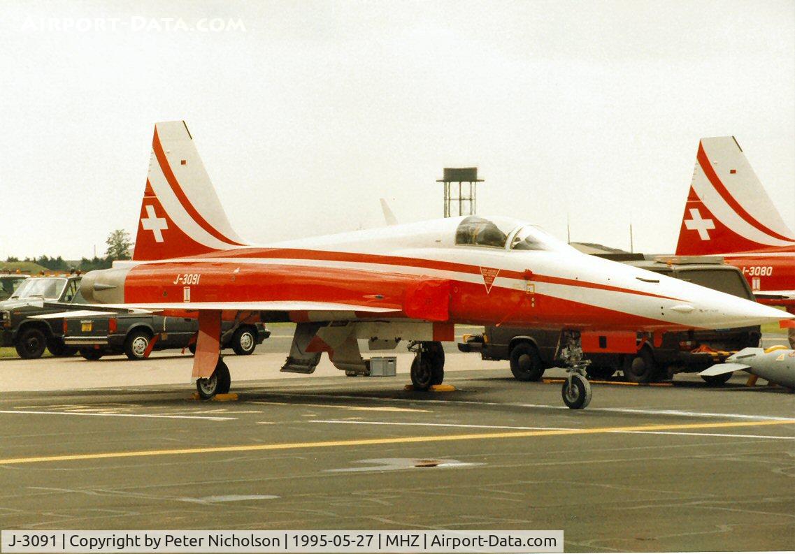 J-3091, Northrop F-5E Tiger II C/N L.1091, Another view of the Patrouille Suisse F-5E on the flight-line at the 1995 Mildenhall Air Fete.