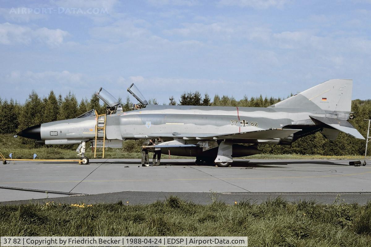 37 82, 1972 McDonnell Douglas F-4F Phantom II C/N 4553, maintenance in between two missions