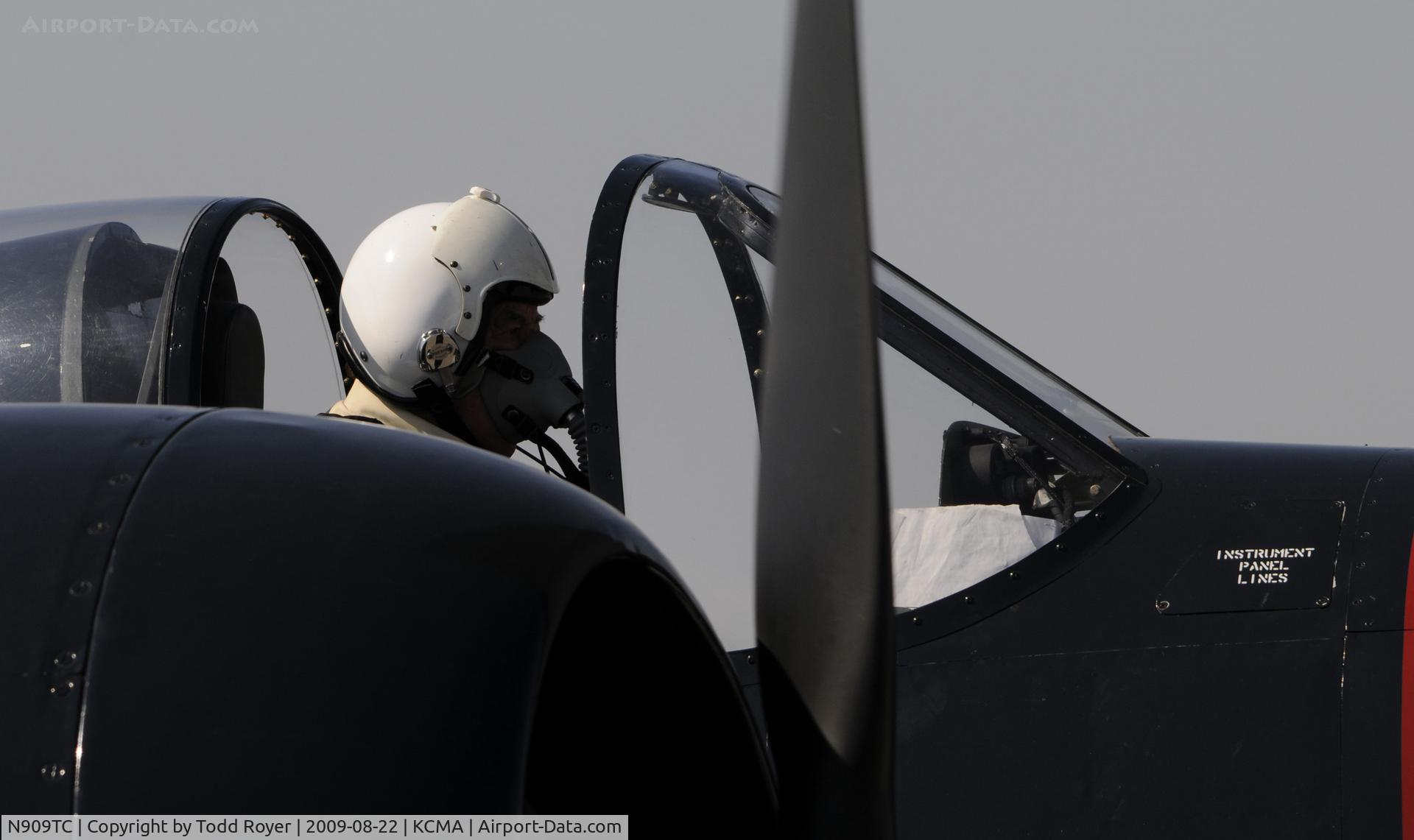 N909TC, 1945 Grumman F7F-3P Tigercat C/N 80425, CAMARILLO AIR SHOW 2009