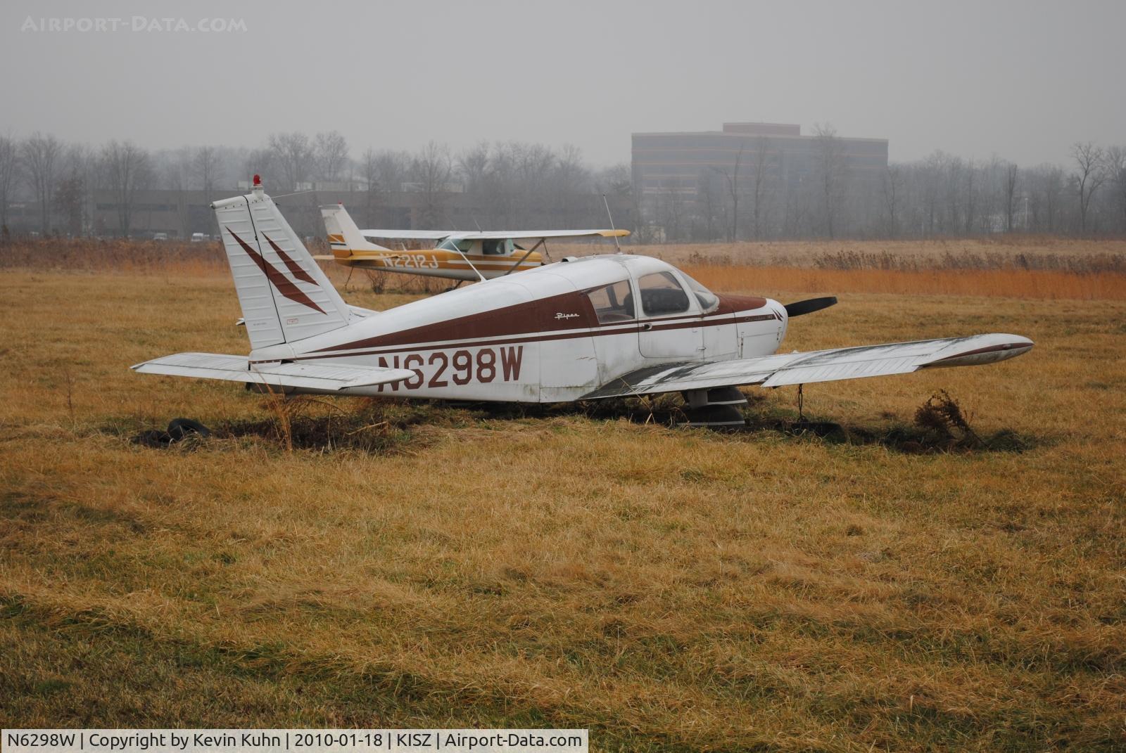 N6298W, 1964 Piper PA-28-140 Cherokee C/N 28-20286, Derelict at Blue Ash. Cessna 150G N2212J in the background.