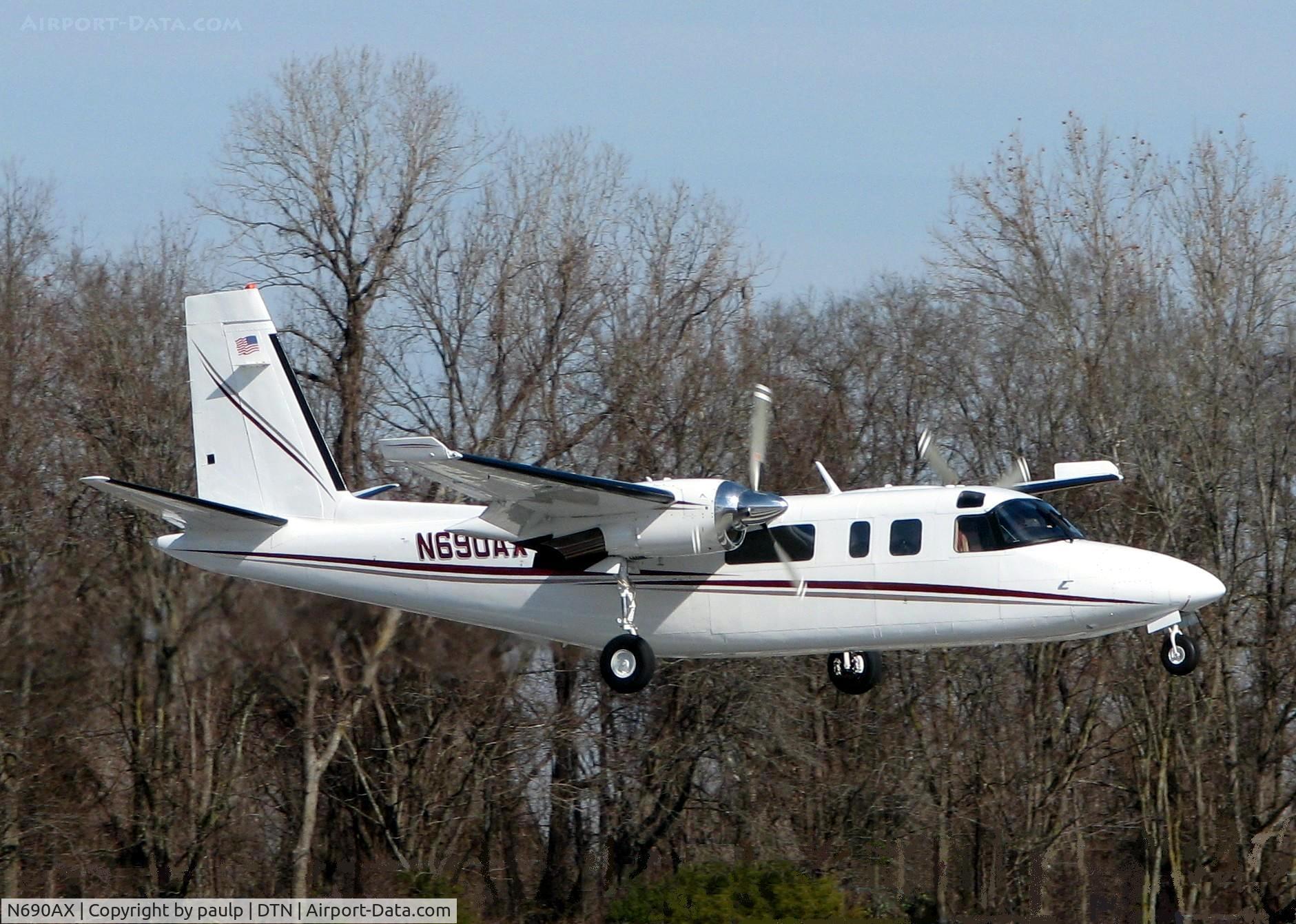 N690AX, 1977 Rockwell International 690B C/N 11384, Landing on runway 14 at Downtown Shreveport.