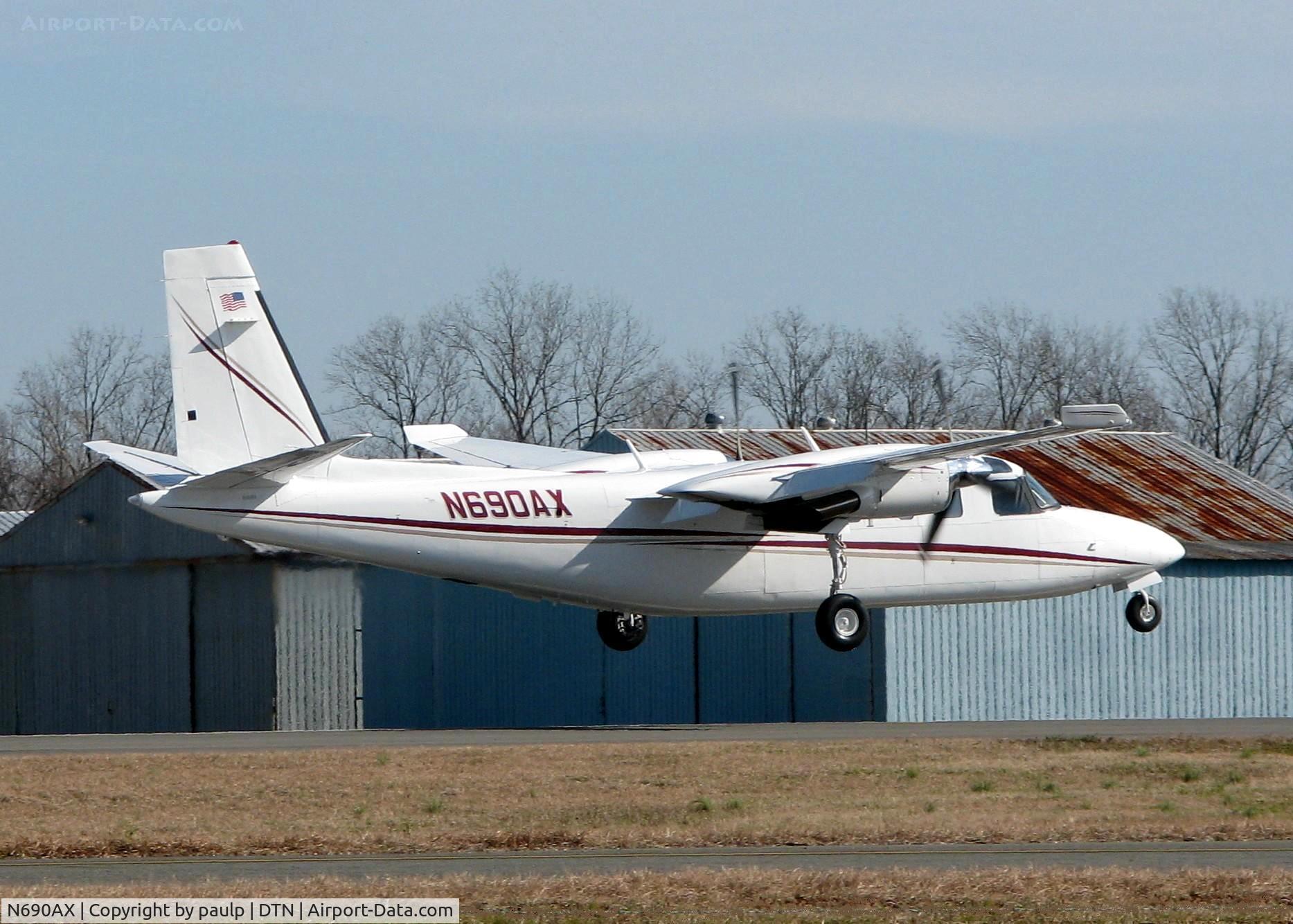 N690AX, 1977 Rockwell International 690B C/N 11384, Landing on runway 14 at Downtown Shreveport.