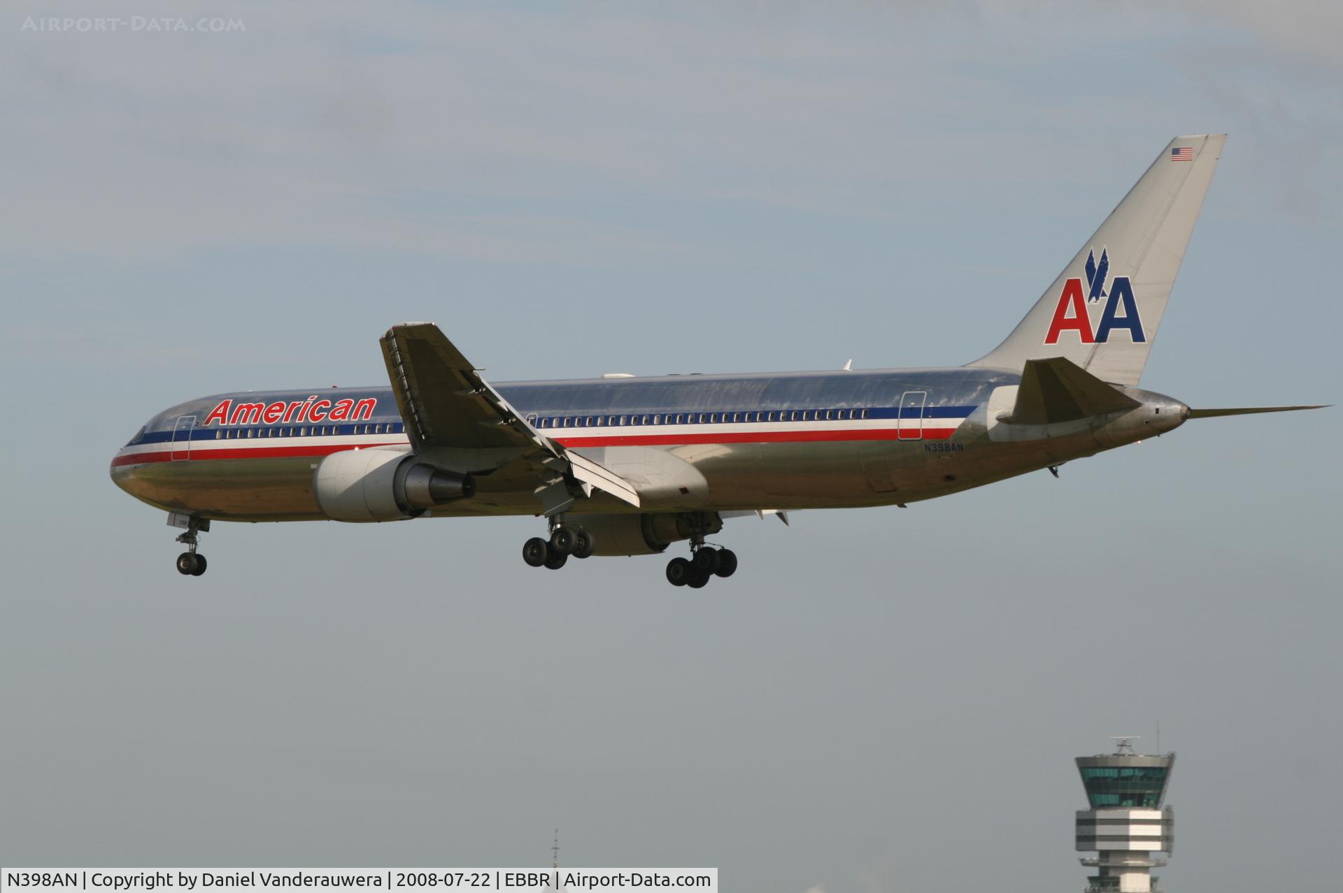 N398AN, 1999 Boeing 767-323ER C/N 29605, Flight AA172 is descending to RWY 25L