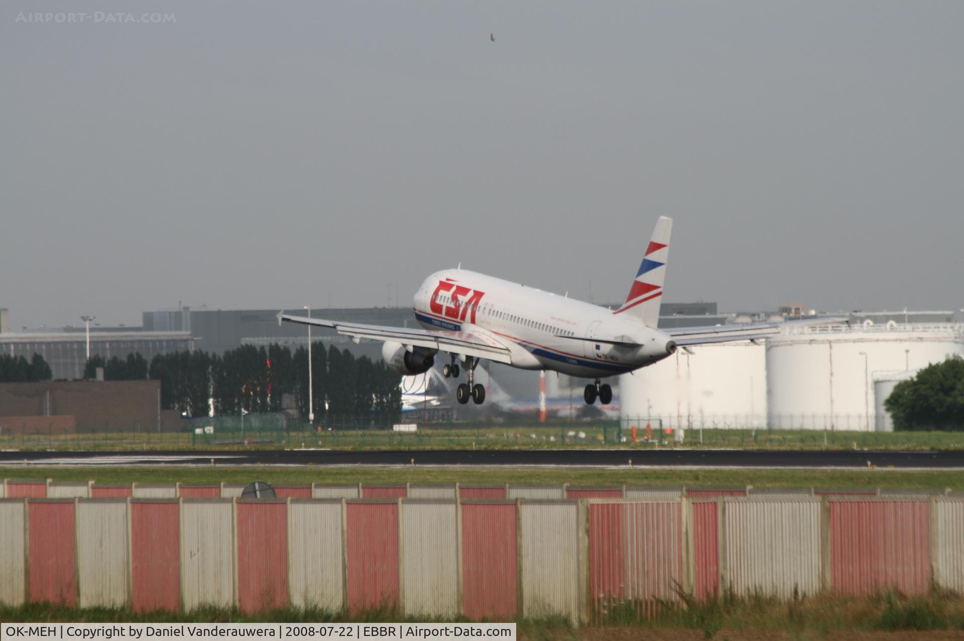 OK-MEH, 2007 Airbus A320-214 C/N 3031, Landing on RWY 25L