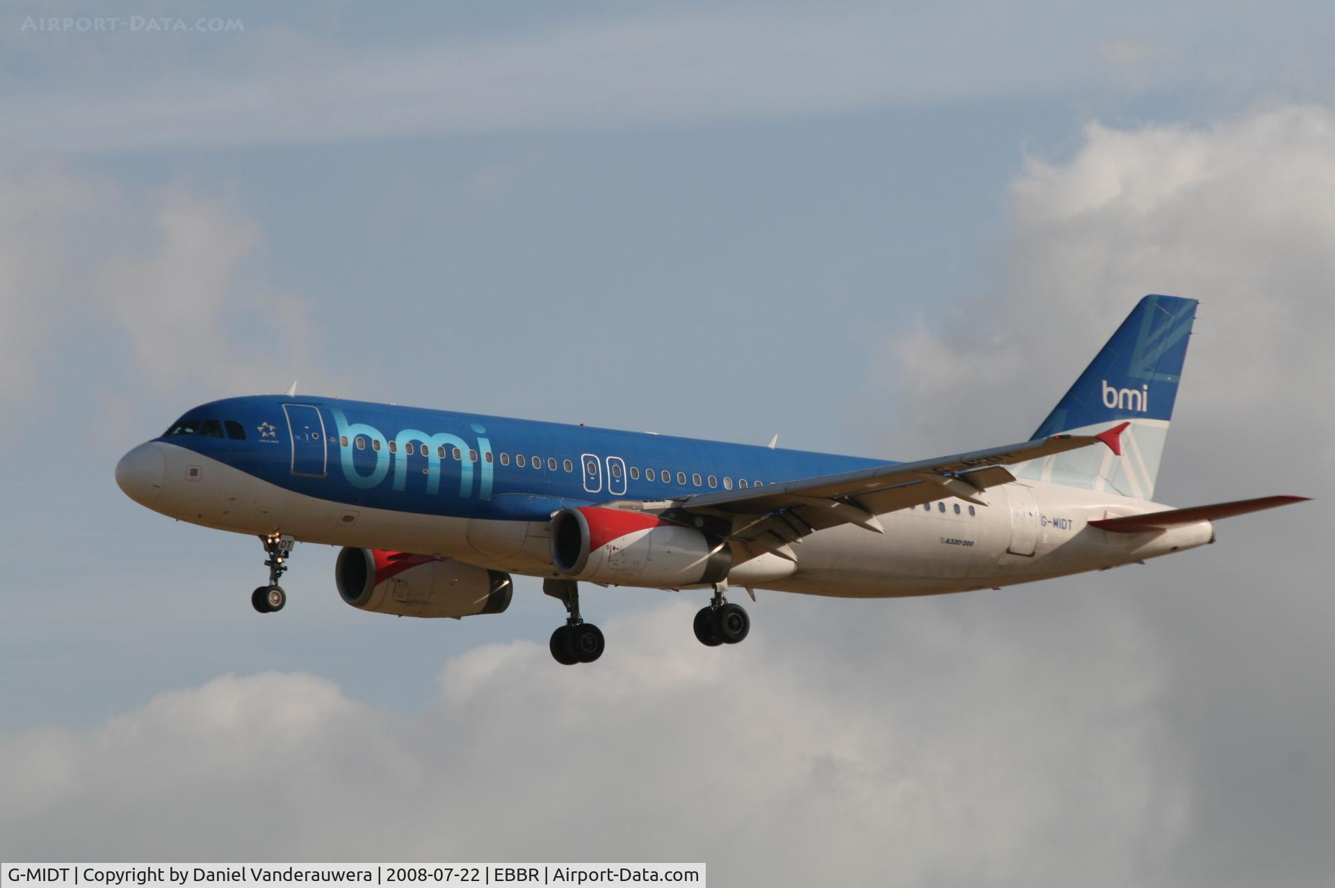 G-MIDT, 2001 Airbus A320-232 C/N 1418, Arrival of flight BD141 to RWY 25L