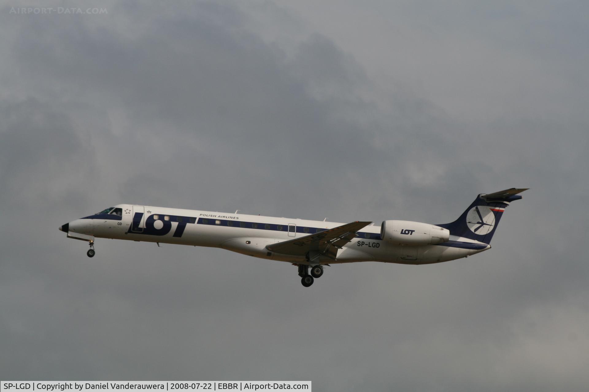SP-LGD, 2000 Embraer EMB-145EP (ERJ-145EP) C/N 145244, Arrival of flight LO239 to RWY 25L