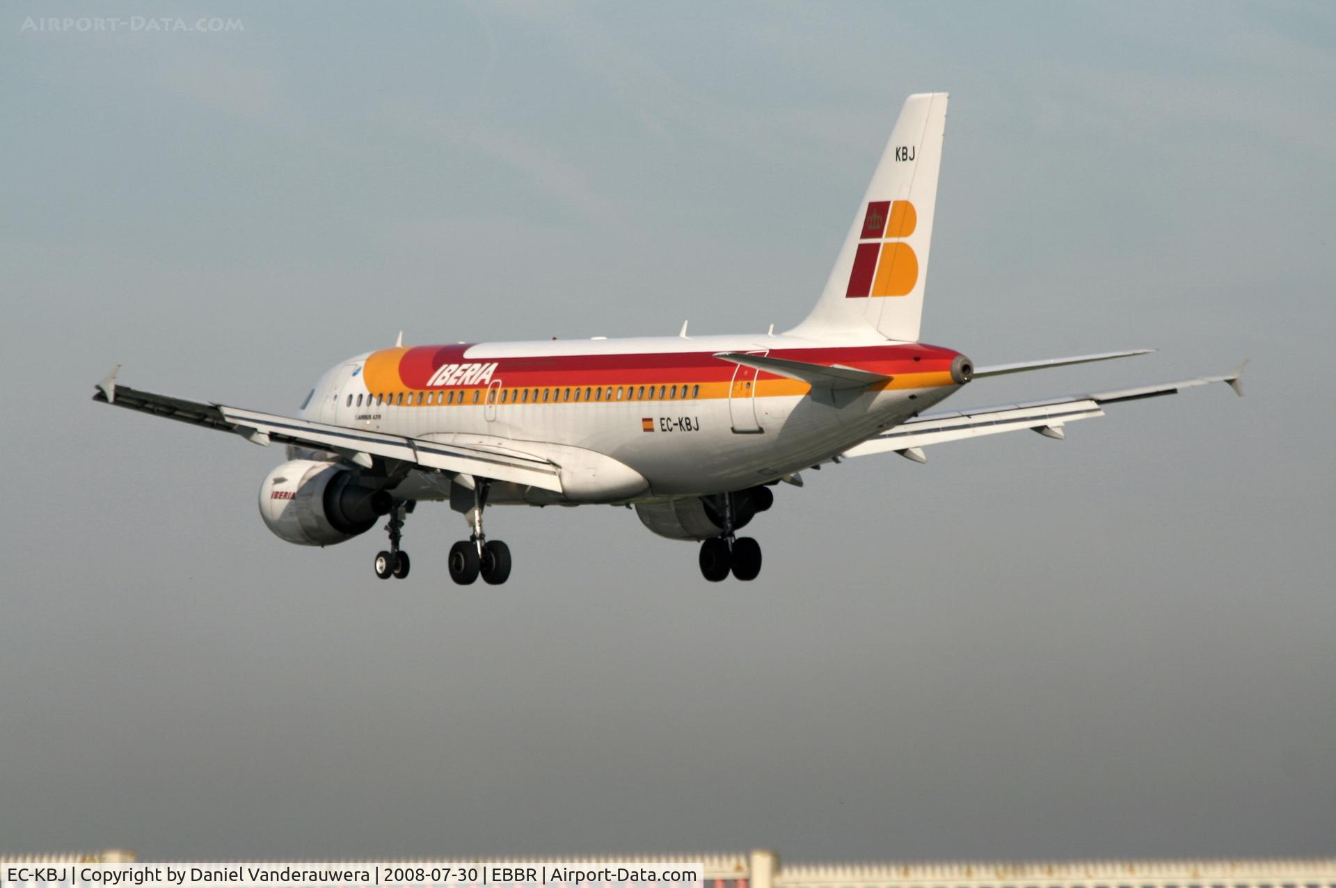 EC-KBJ, 2007 Airbus A319-111 C/N 3054, Flight IB3216 is descending to RWY 25L