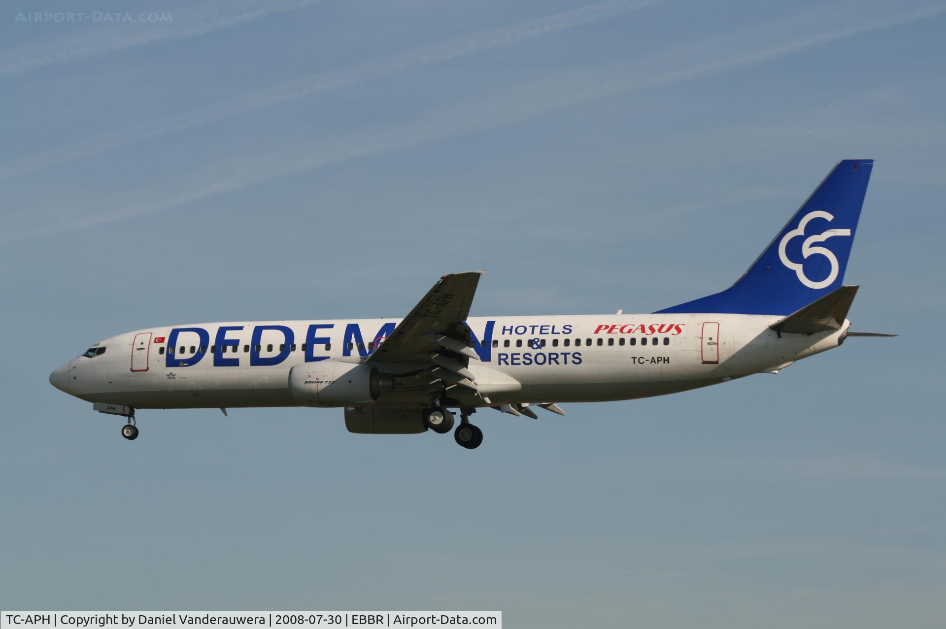 TC-APH, 2001 Boeing 737-8S3 C/N 29250/792, Flight PGT263 is descending to RWY 25L