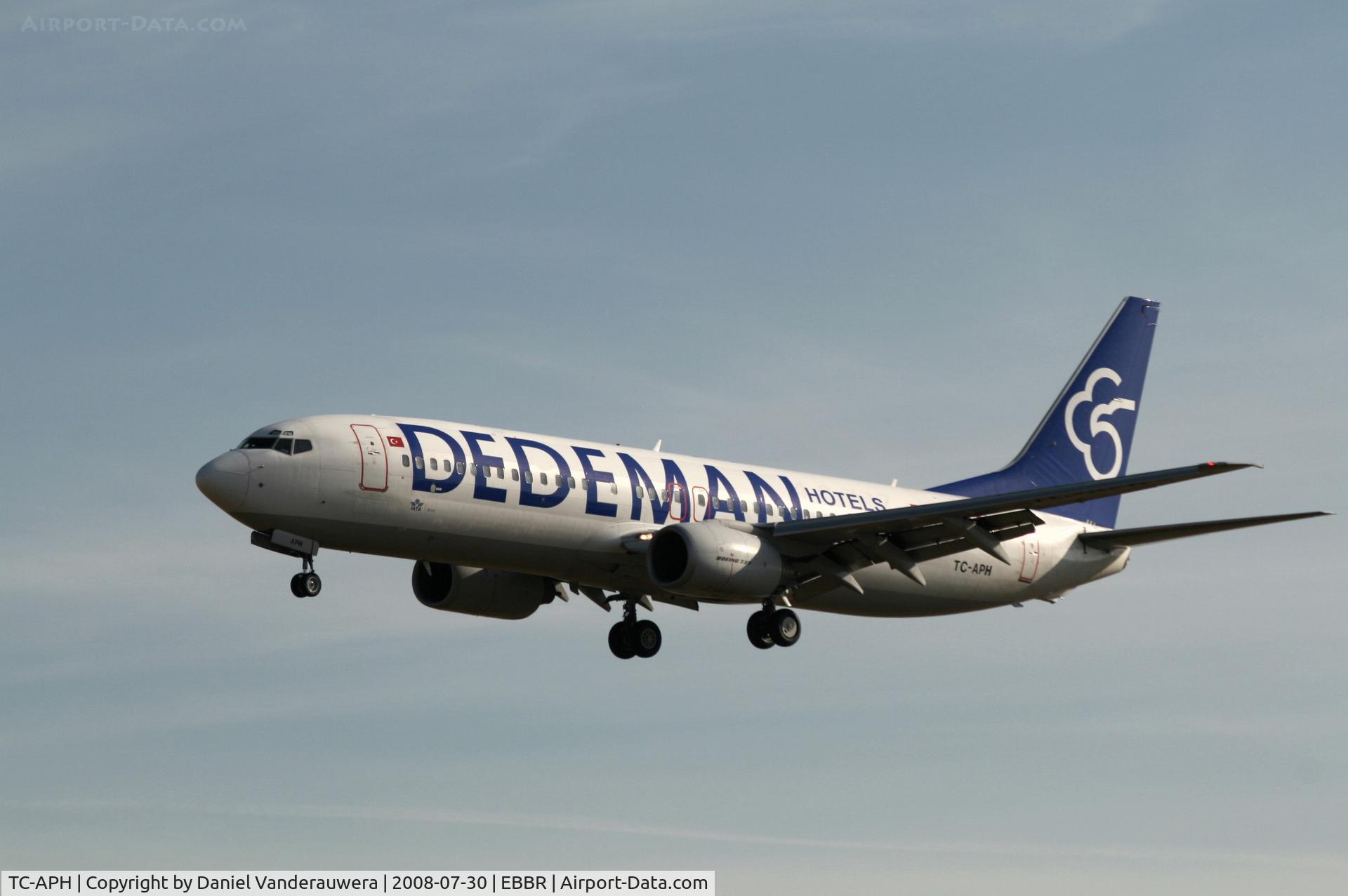 TC-APH, 2001 Boeing 737-8S3 C/N 29250/792, Arrival of flight PGT263  to RWY 25L