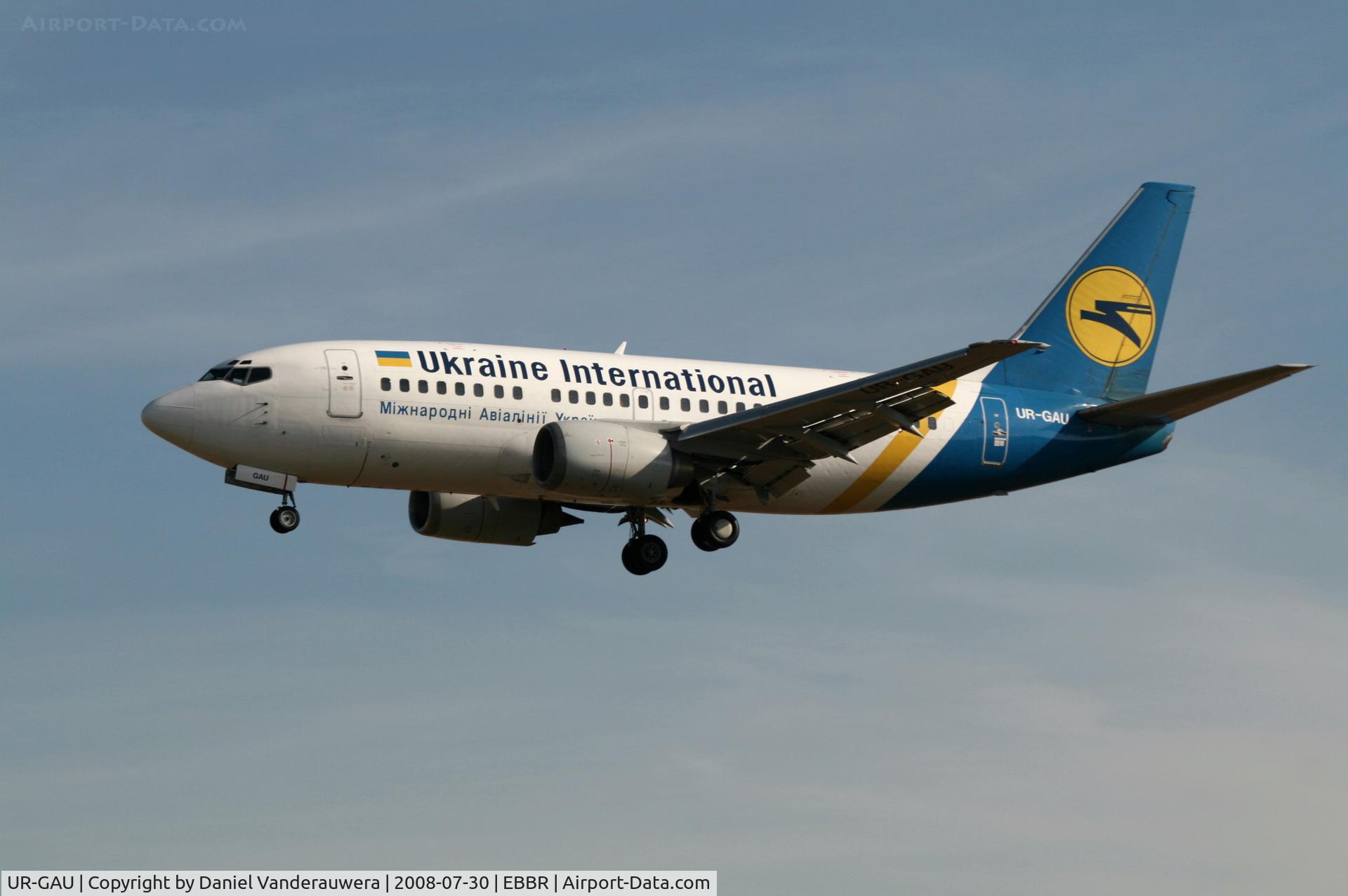 UR-GAU, 1992 Boeing 737-5Y0 C/N 25182, Arrival of flight PS901  to RWY 25L