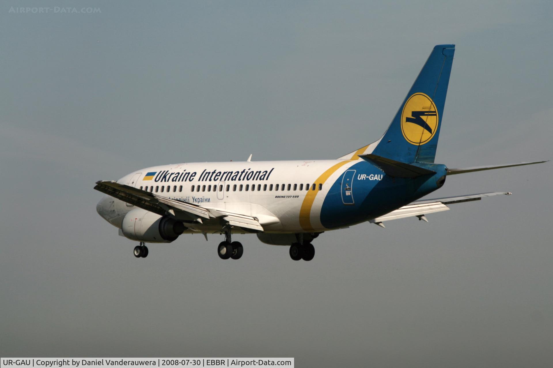 UR-GAU, 1992 Boeing 737-5Y0 C/N 25182, Flight PS901 is descending to RWY 25L
