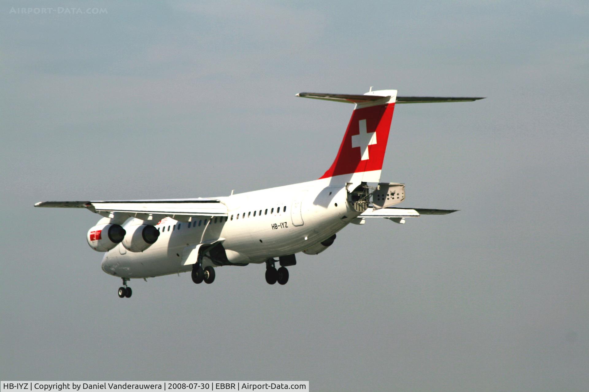 HB-IYZ, 1998 British Aerospace Avro 146-RJ100 C/N 0338, Flight LX778 is descending to RWY 25L