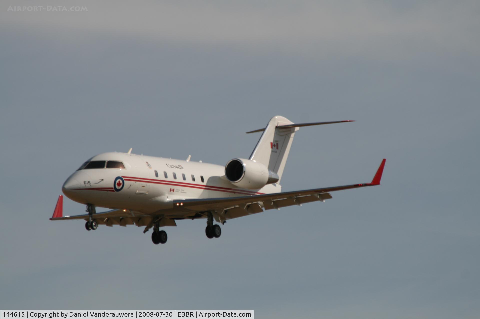 144615, 1986 Canadair CC-144B Challenger (601/CL-600-2A12) C/N 3037, Descending to RWY 25L