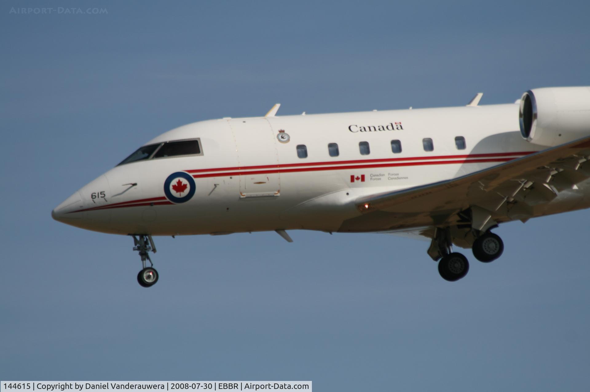 144615, 1986 Canadair CC-144B Challenger (601/CL-600-2A12) C/N 3037, Descending to RWY 25L