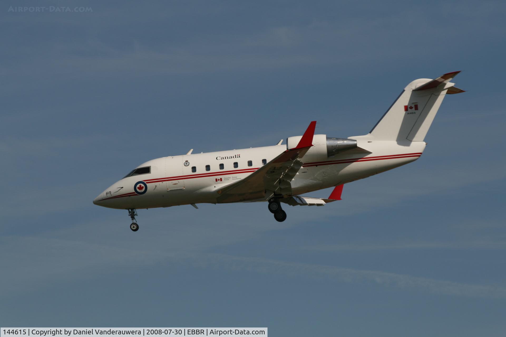 144615, 1986 Canadair CC-144B Challenger (601/CL-600-2A12) C/N 3037, Descending to RWY 25L