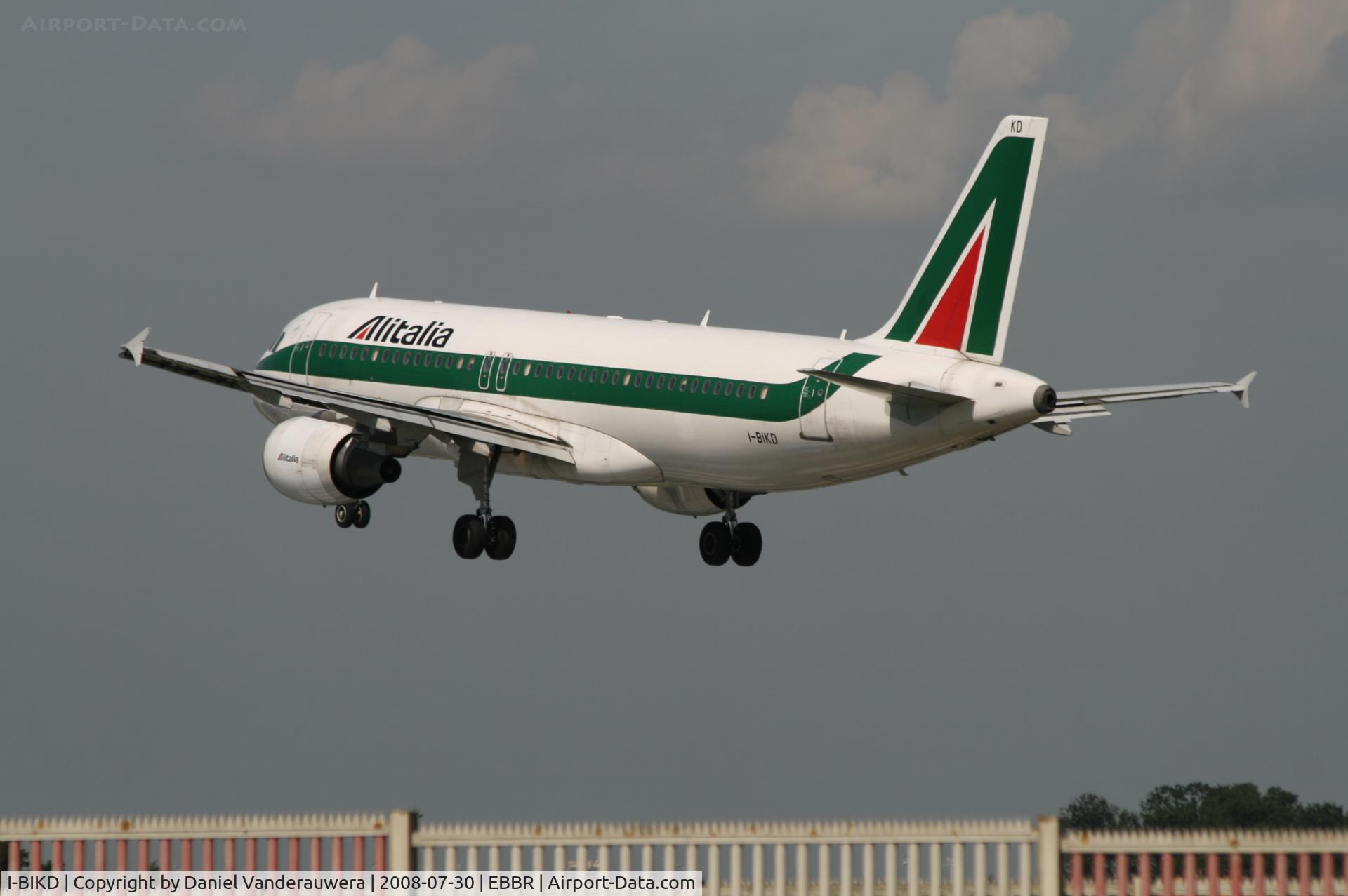 I-BIKD, 2001 Airbus A320-214 C/N 1457, Flight AZ156 is descending to RWY 25L