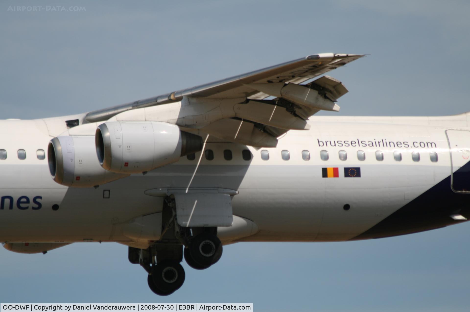 OO-DWF, 1998 British Aerospace Avro 146-RJ100 C/N E3332, Descending to RWY 25L