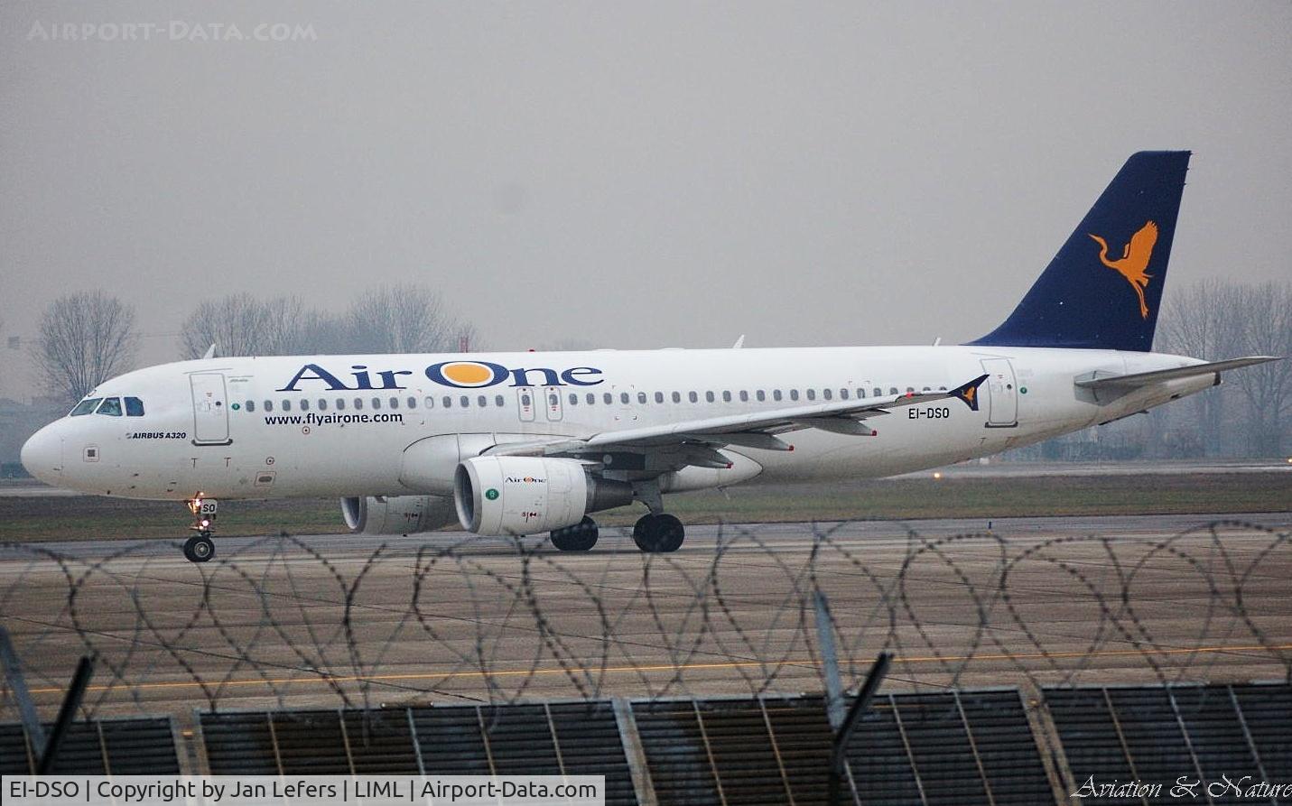 EI-DSO, 2008 Airbus A320-216 C/N 3464, Fog