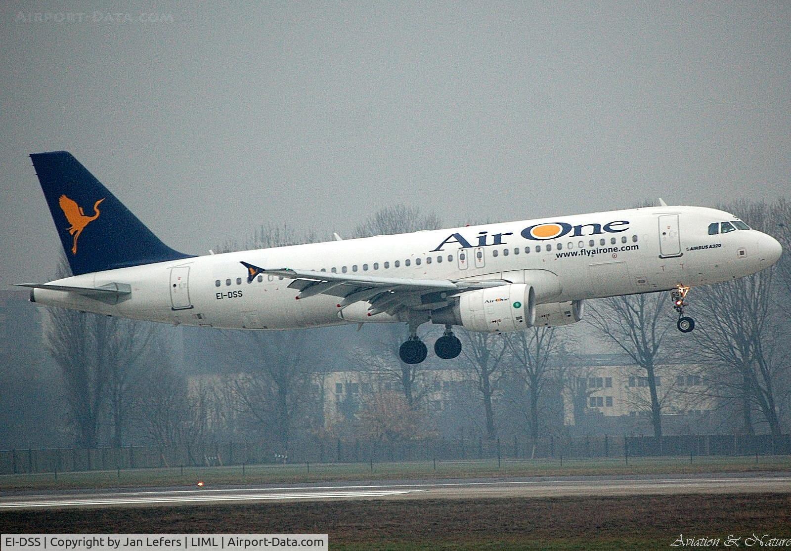 EI-DSS, 2008 Airbus A320-216 C/N 3515, Fog