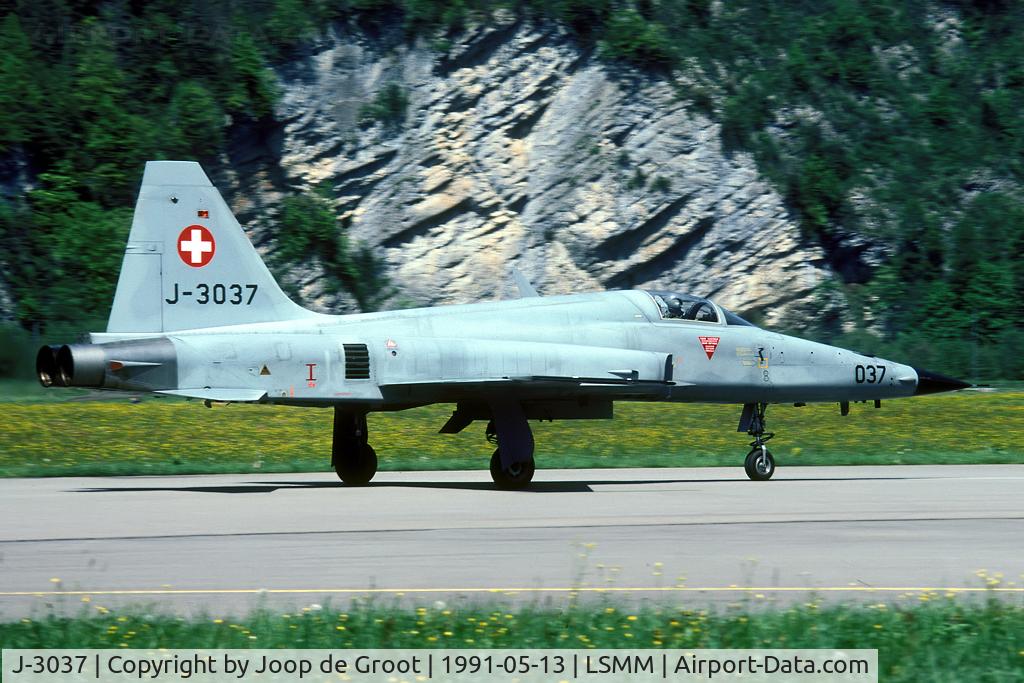 J-3037, Northrop F-5E Tiger II C/N L.1037, In the first years in servive the Tigers still had the original black nose. In the nineties these were replaced by the current grey ones.